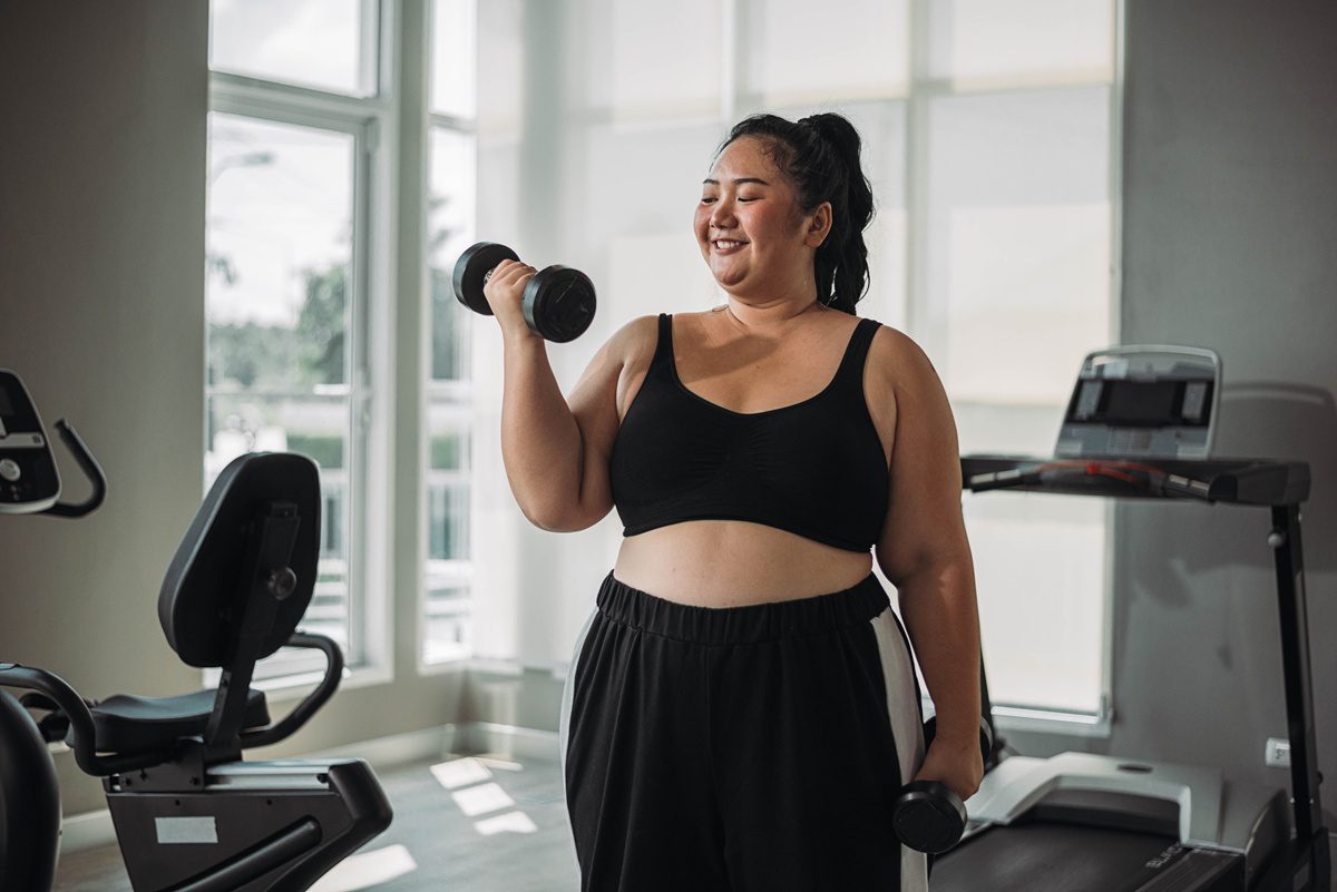 Mulher plus-size praticando exercícios físicos: atividade física inclusiva na prevenção da obesidade e câncer de mama.