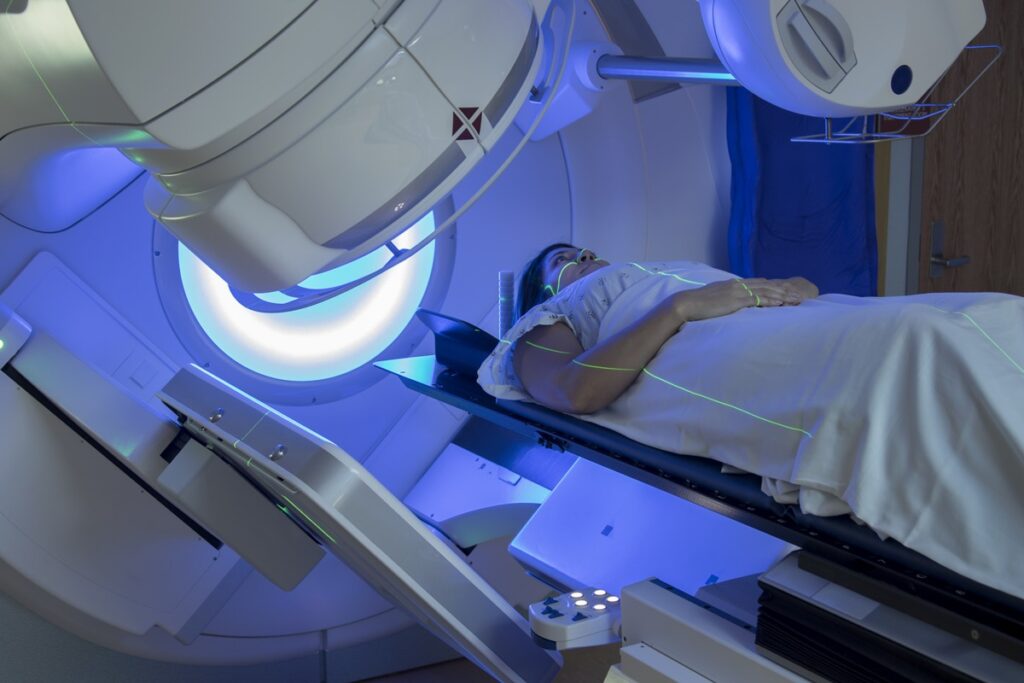 Paciente em sessão de radioterapia para tratamento de câncer de mama.