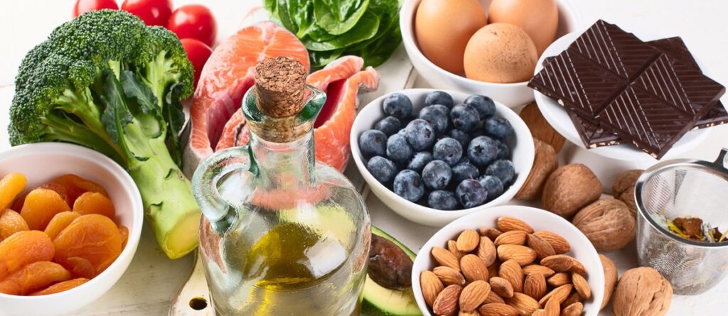 Alimentos ricos em antioxidantes: nozes, frutas vermelhas e sementes para prevenção do câncer