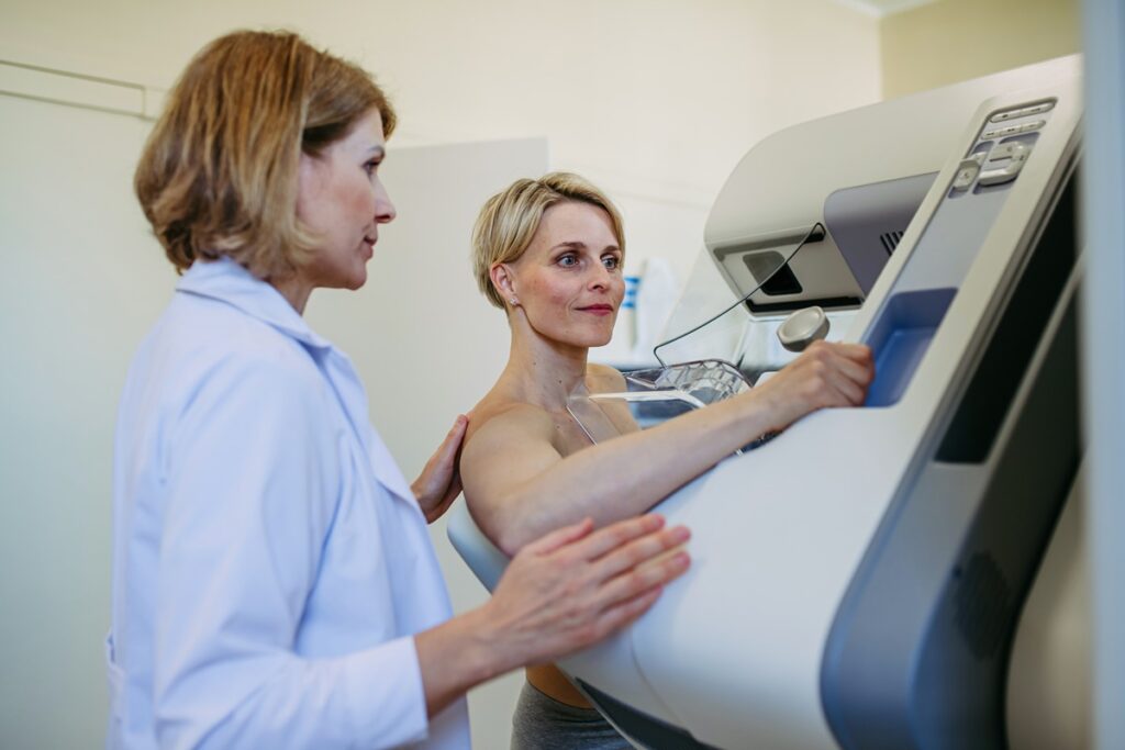 Mulher realizando mamografia anual como prevenção ao câncer de mama.