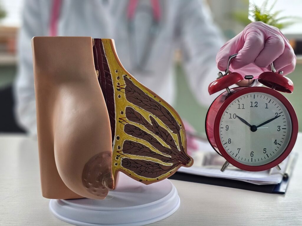 Urgência no diagnóstico do carcinoma inflamatório: mastologista analisa mama com relógio