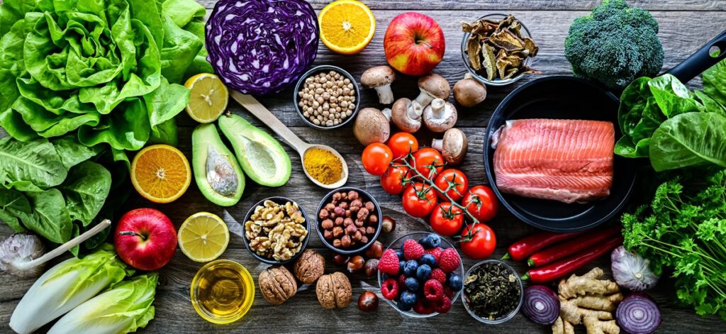 Seleção de alimentos anti-inflamatórios para dieta durante hormonioterapia incluindo peixes, frutas vermelhas, nozes e vegetais